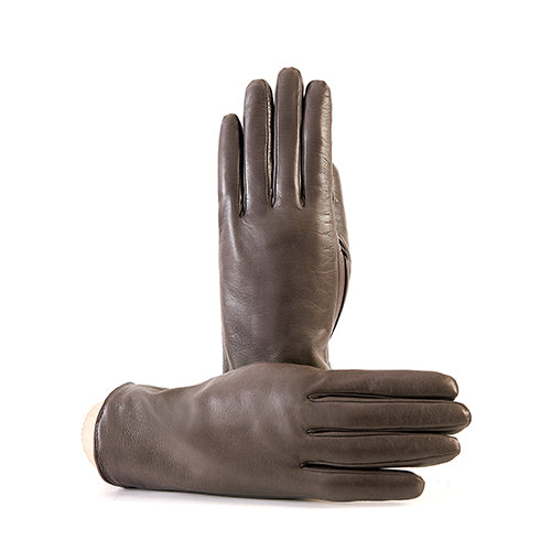 Soft brown nappa leather gloves featuring a palm opening and luxurious cashmere lining, showcasing Italian craftsmanship and elegance.
